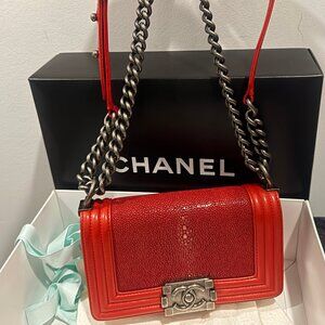 CHANEL Boy shoulder bag - Stingray - Red